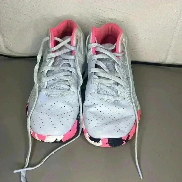 Youth girls Under Armour basketball shoes - Picture 2 of 7